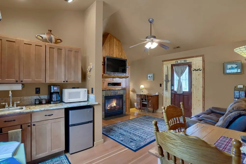 Pikes Peak Guest Cabin at Rocky Mountain Lodge