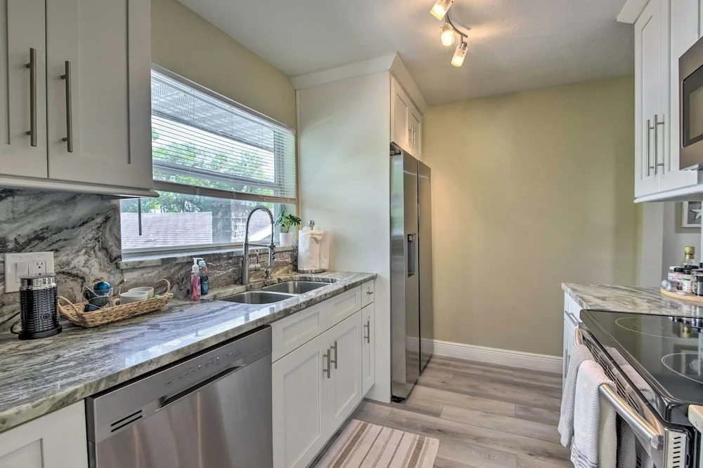 Cozy Sarasota Retreat - 3 Blocks to the Coast!