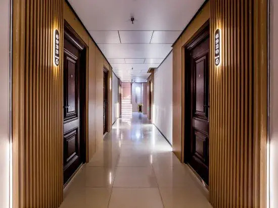Shengyi Light Luxury Hotel (Chengde South Station Store)