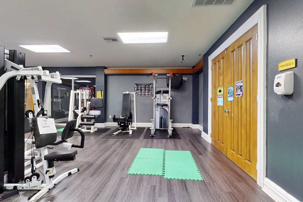 Comfortable Townhome Near Disney With Athletic Courts & Pool Access, Patio, & AC