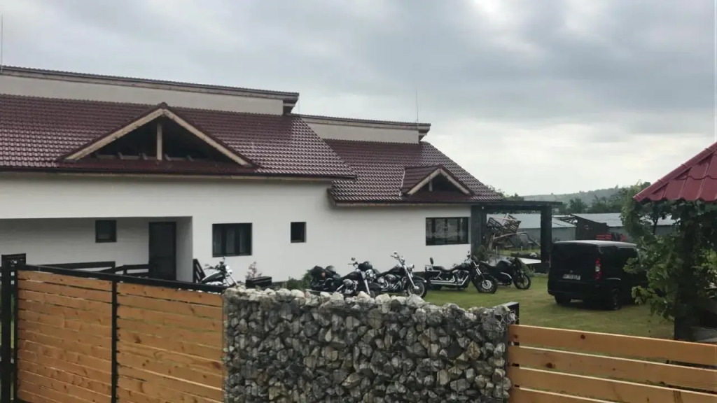 Casa De Sub Piatra