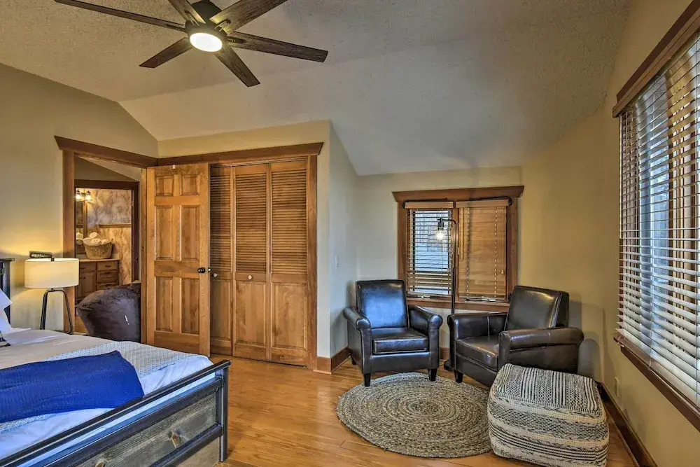 Hot Tub, Grill: Hilltop Log Cabin in Hot Springs!