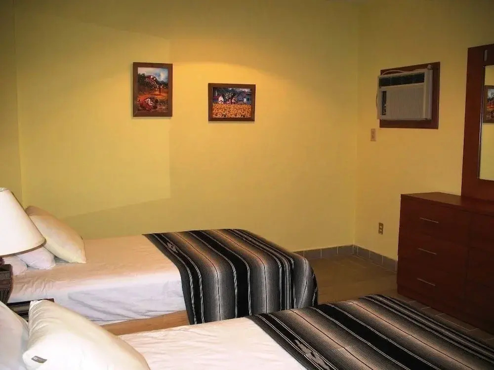 Condo Enrique by Villas HK28