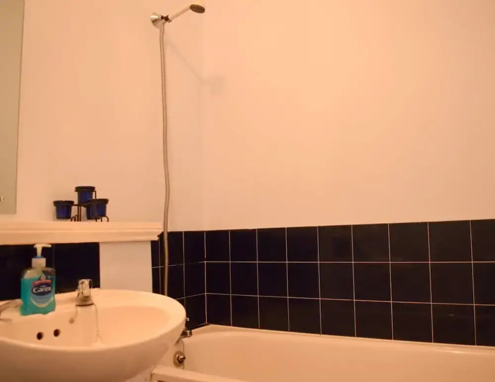 Spacious Studio Apartment in Portobello Road