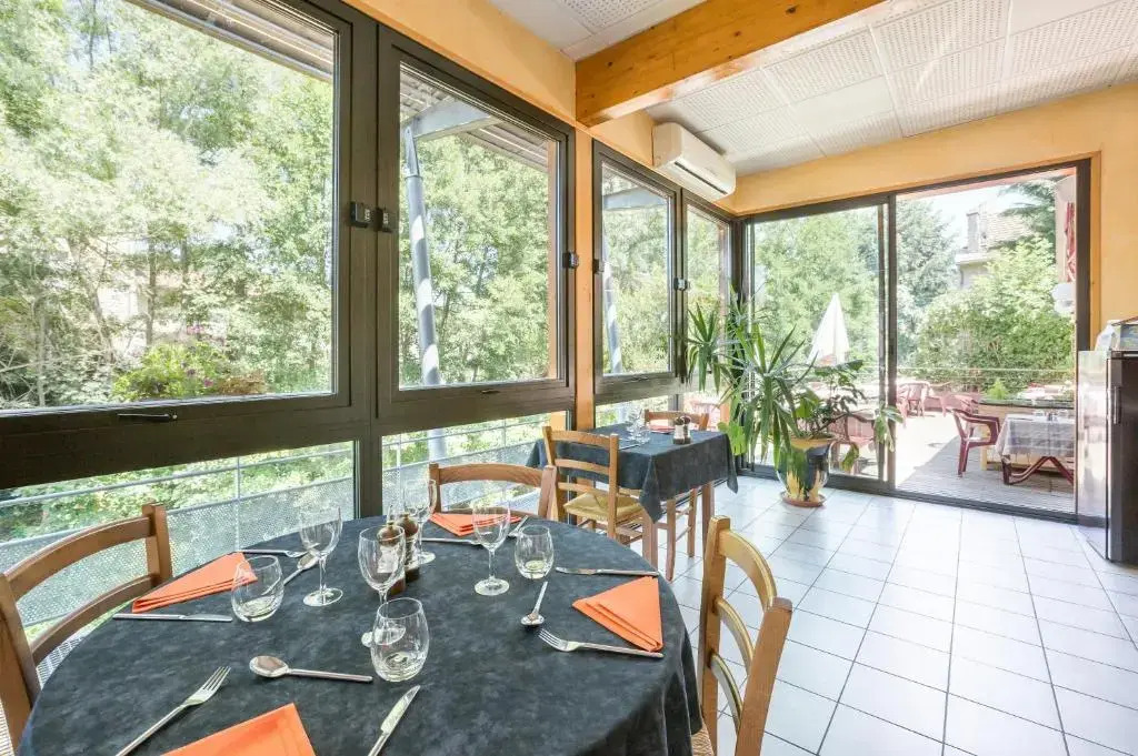 Logis Hotel Restaurant Auberge Les Rives de lArzon