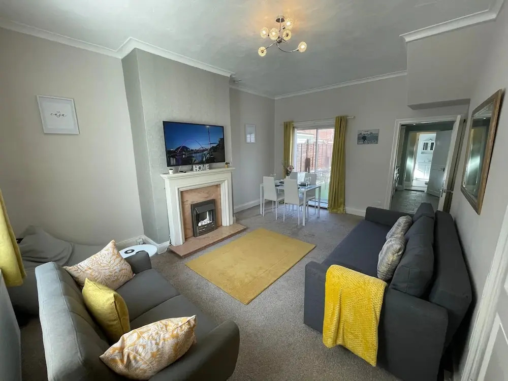Lovely 3 Bedroom Apartment In Newcastle Upon Tyne With Free Parking