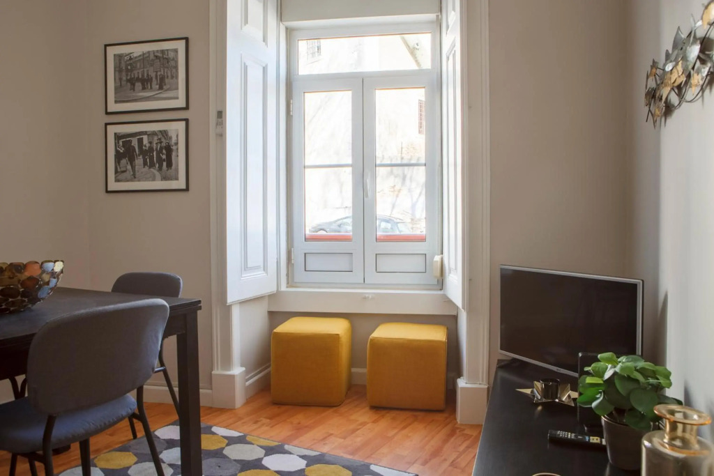Alfama Graça neighbourhood typical & bright apartment with AC 1st floor