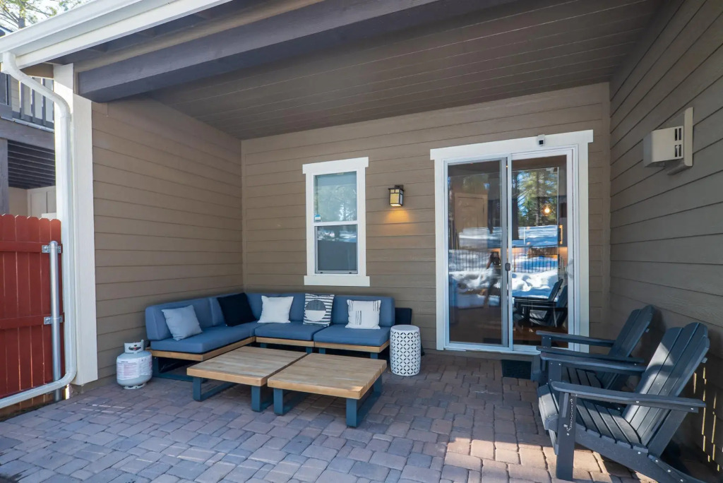 BBQ, corn hole, and direct access to the forest. Close to NAU & downtown Flagstaff!