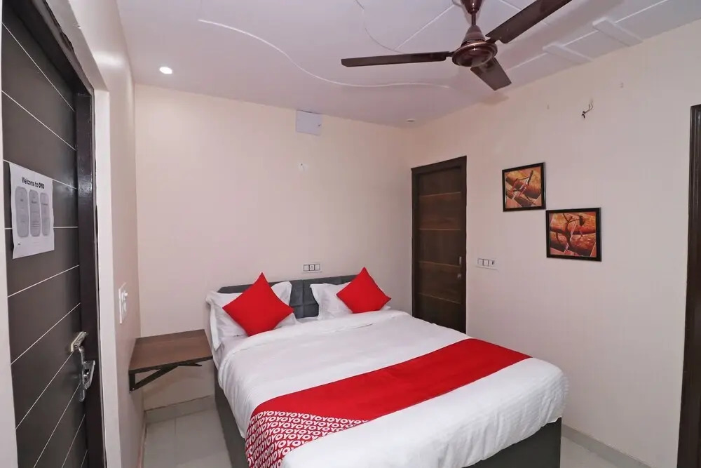 Jaypee Studios by OYO Rooms