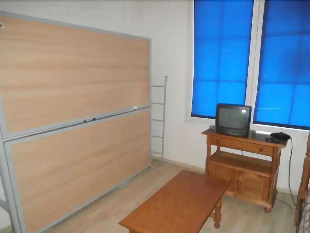 GRAN ESTUDIO MARIBEL, pegado a pistas