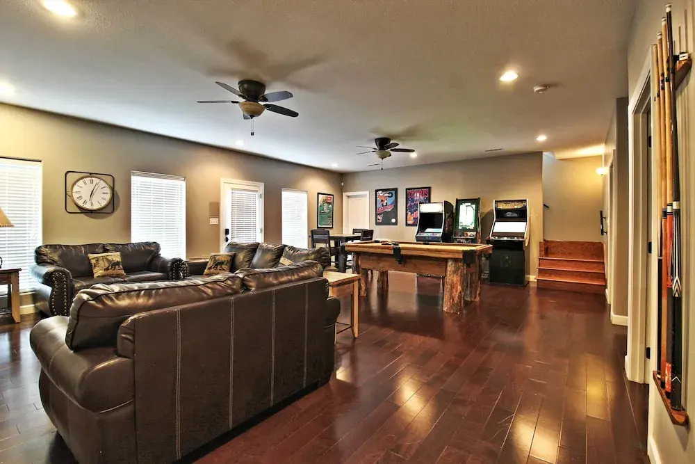 Hot Tub & Game Room! Group-ready Smokies Cabin