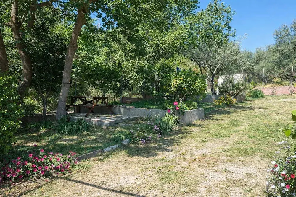Sunshine Home - Peaceful Garden Escape Parking