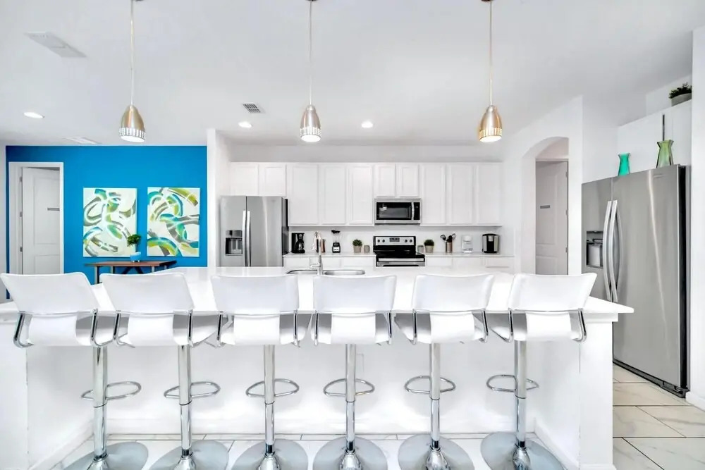 15br Mansion w Private Pool BBQ and Netflix