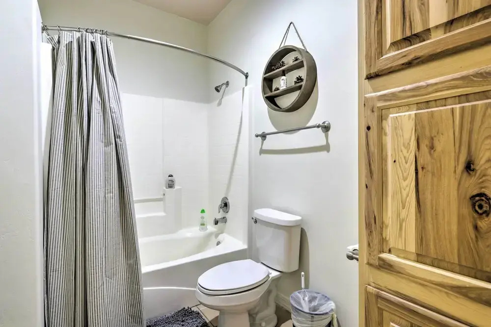 Pinetop Escape: Charming Mountain Condo w/ Balcony