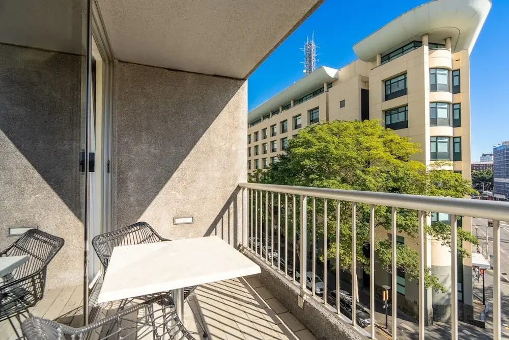 Quirky CBD 1-bed With Pool, Sauna and Balcony