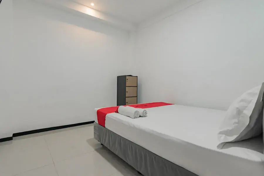 RedDoorz Syariah At Afifah Guest House near Bikasoga Sport Center