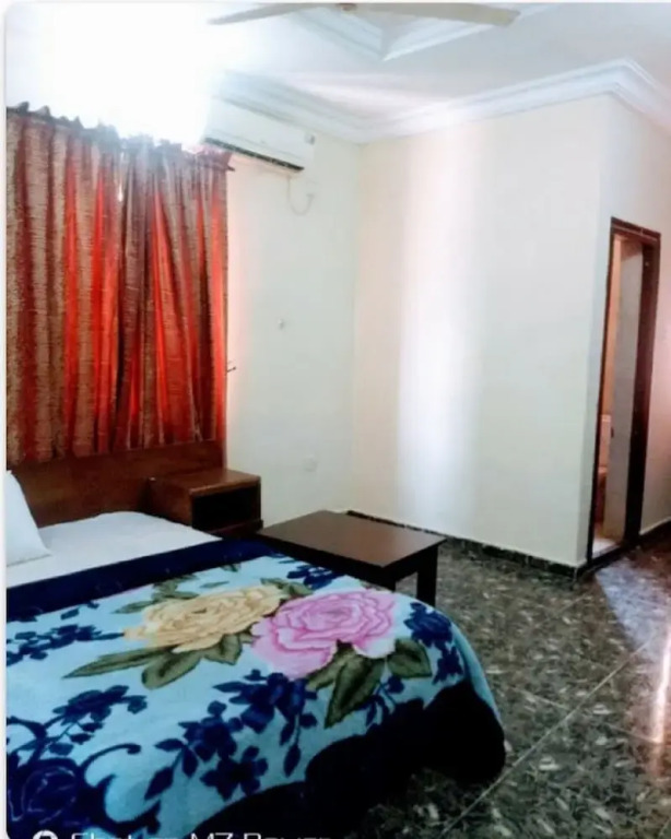 Sycamore Royals Hotel Jahi