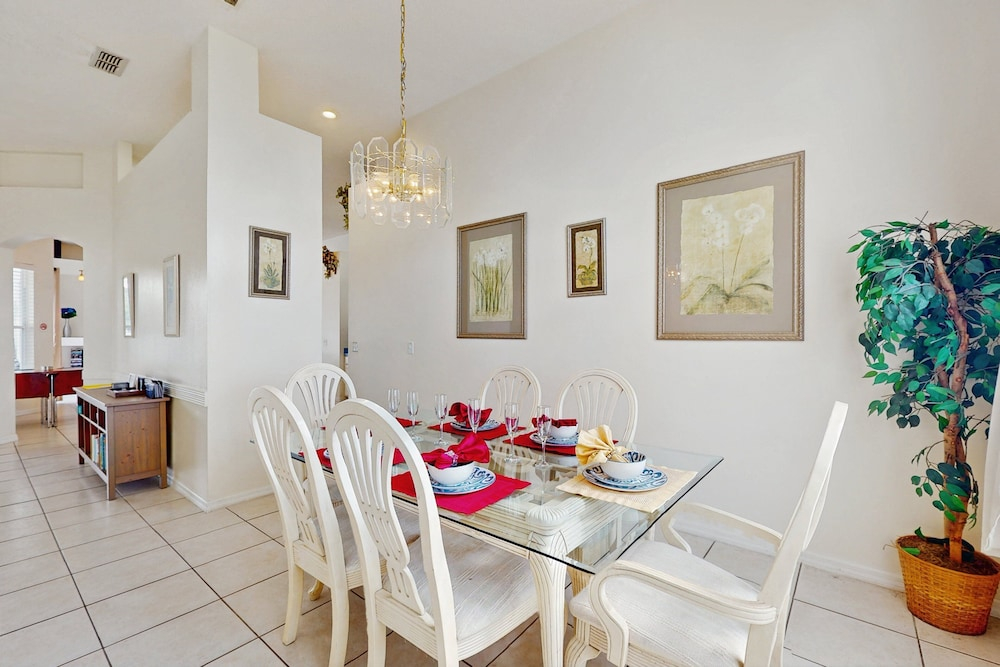 Home Near Disney/golf With Screened Pool, Spa, Pool Table, Foosball, AC, and W/D