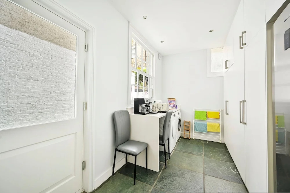 5 Beds House - 5 Mins to Victoria Station