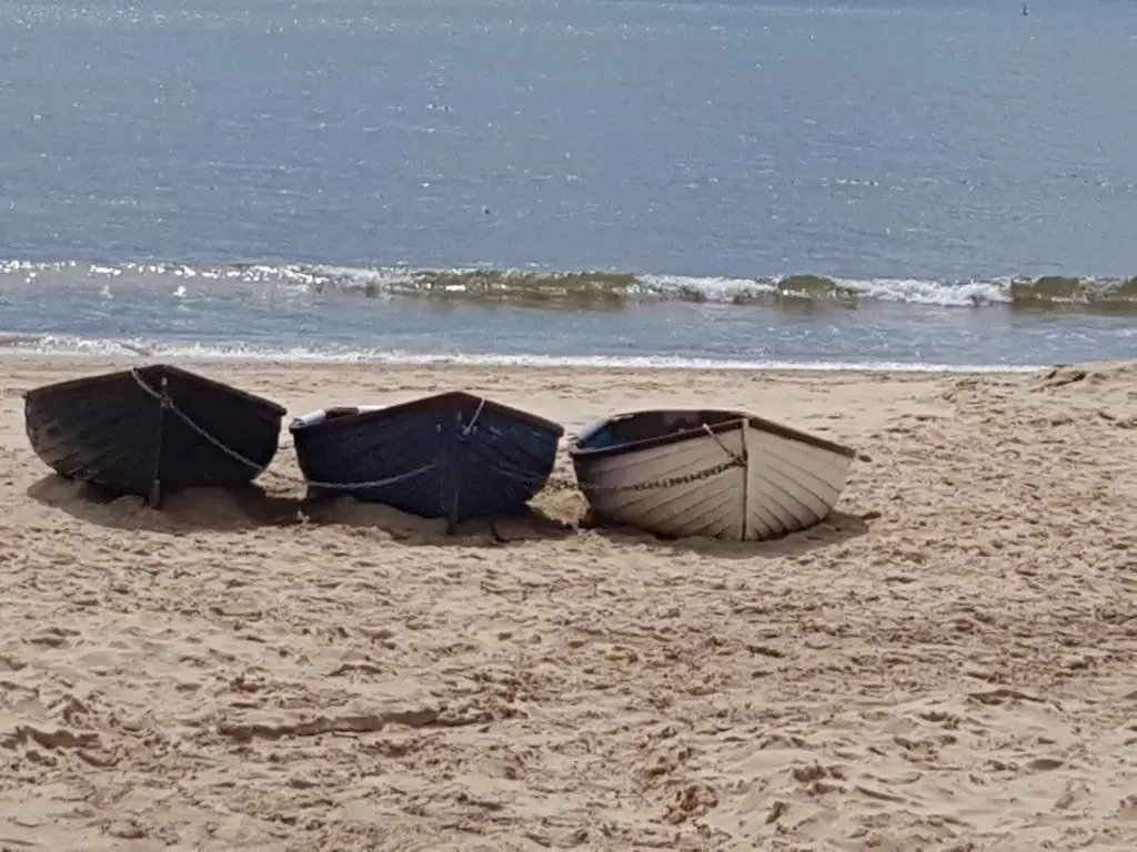 Lovely 2 Bedroom Flat Wifi Close to the beach