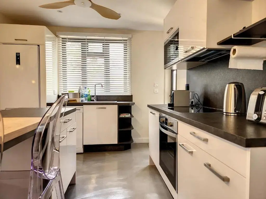 Sunkissed - Brand New Beach apartment located 50m from beach