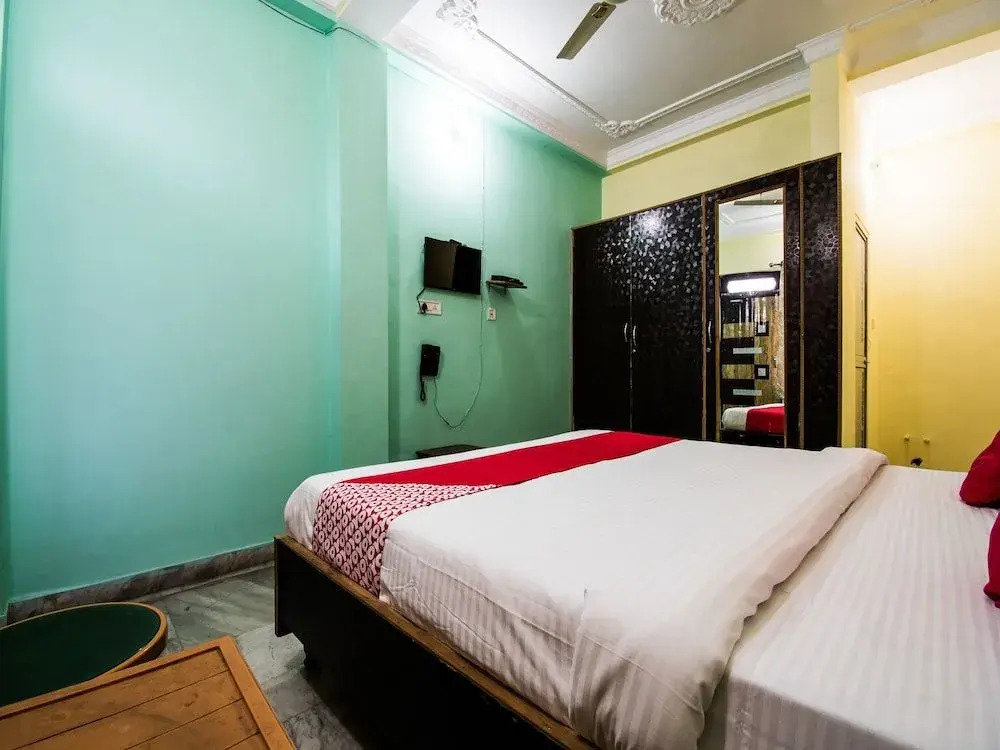 OYO 24087 Viraj Hotel