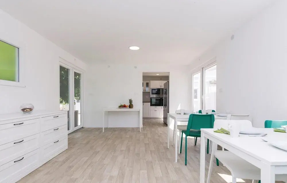 Ten-Bedroom Holiday Home In Petrcane