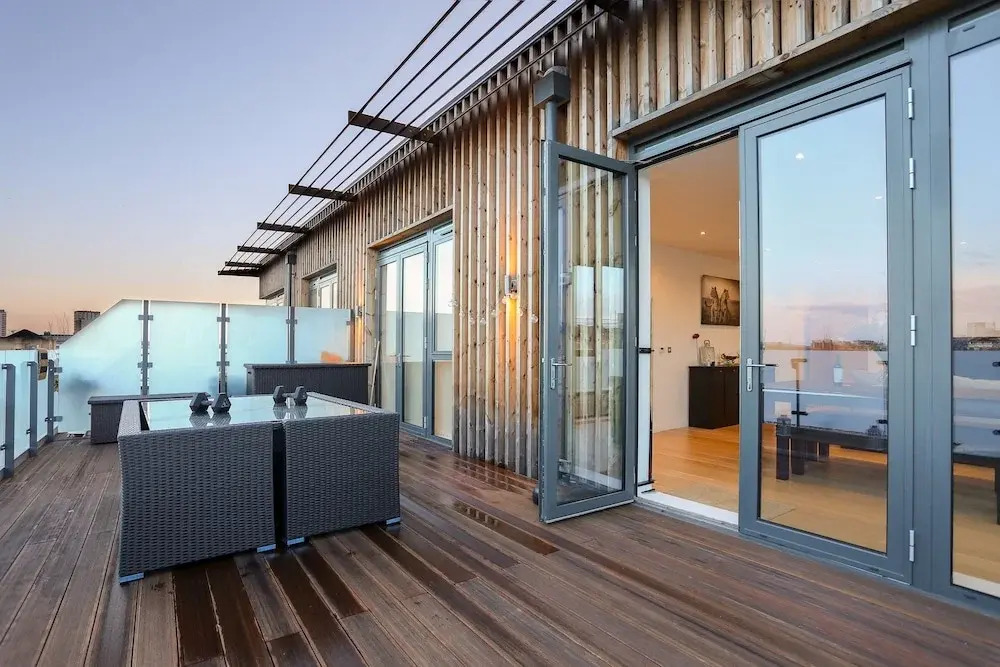 2 Bedroom Penthouse in Canada Water With Balcony