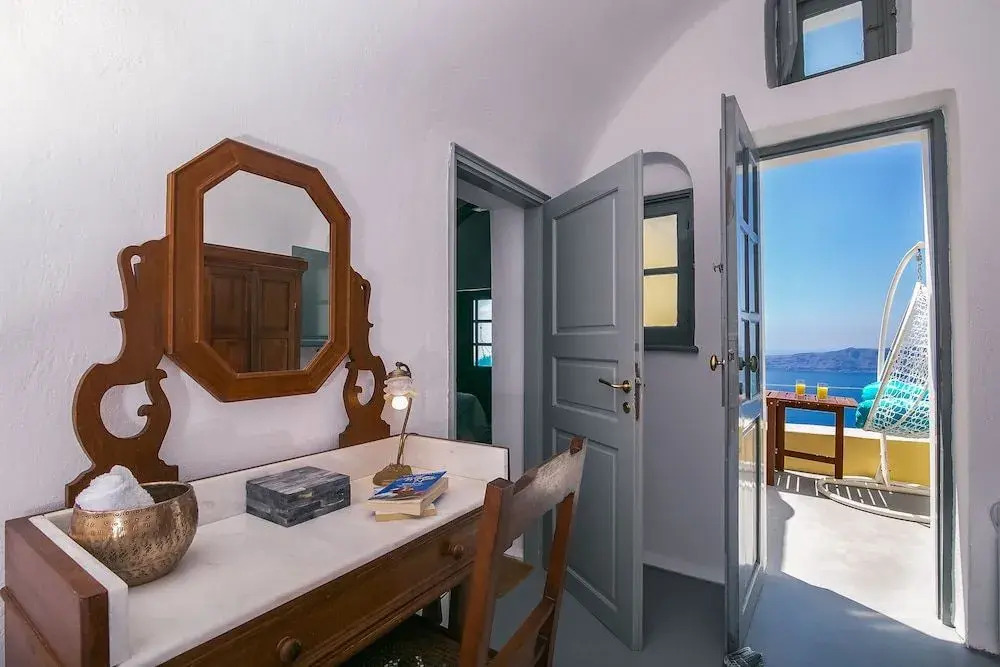 Santorini Roses Suites