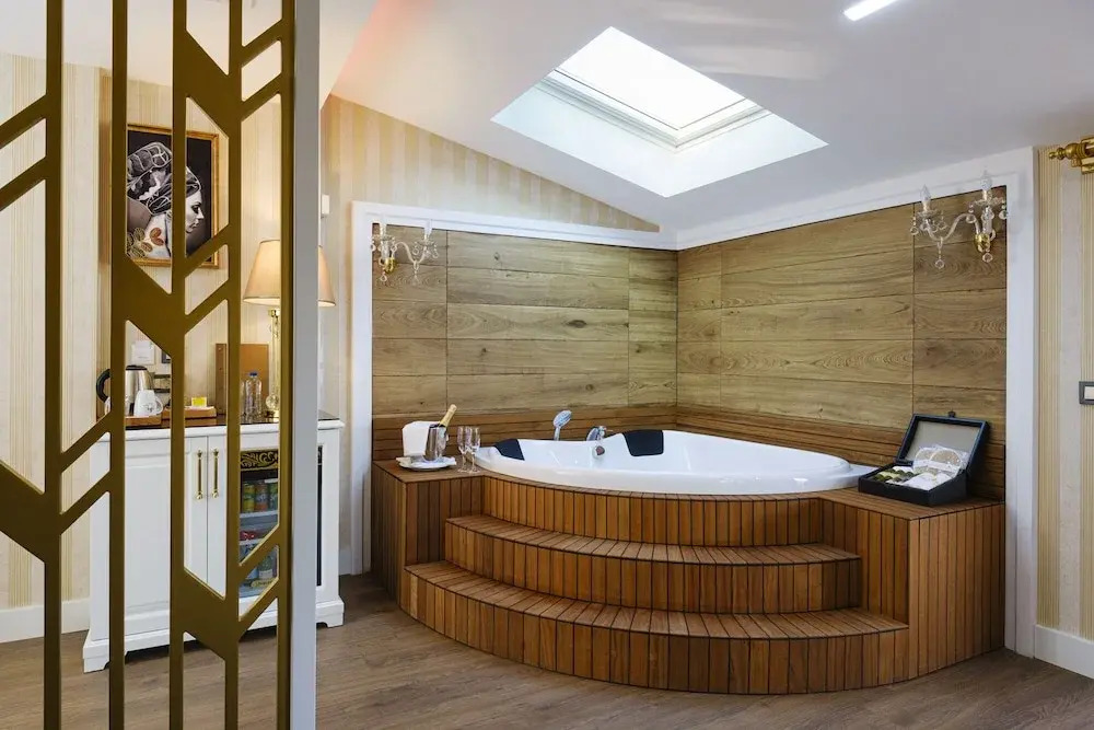 Отель Elysium Deluxe Suites