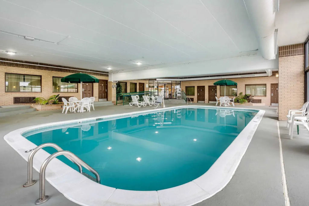 Clarion Pointe Louisville East