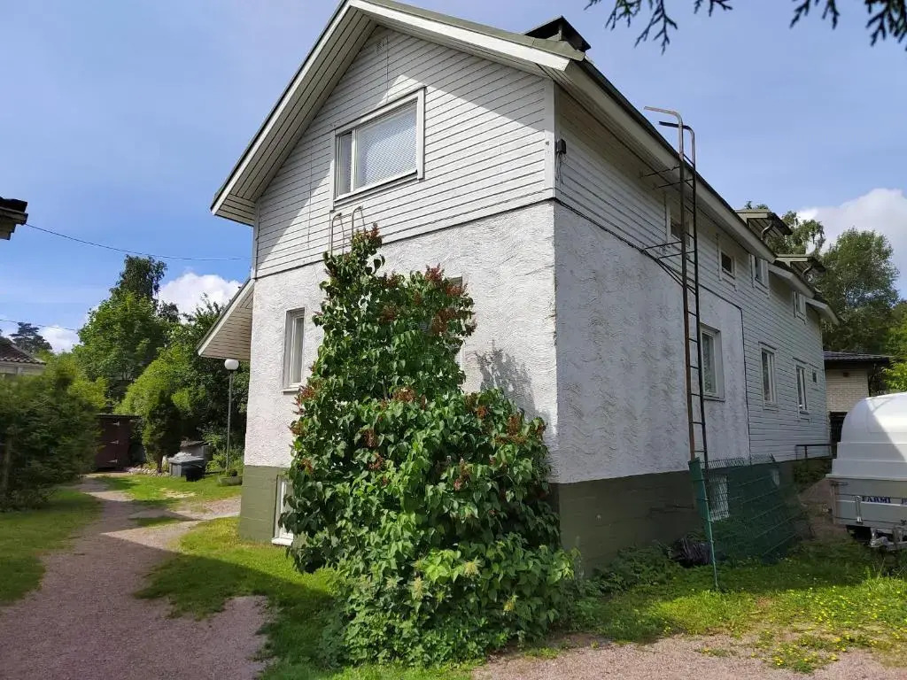 Kalle's unluxury guest house Aircon 15min city center by train