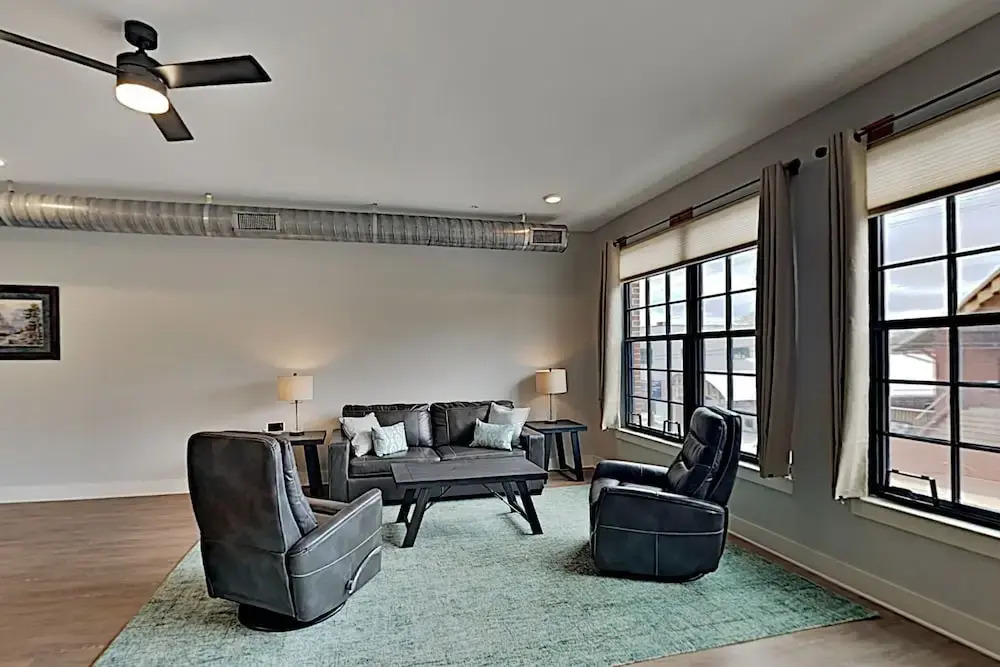 Chic : Walk To Dining, Shops, Entertainment 1 Bedroom Condo