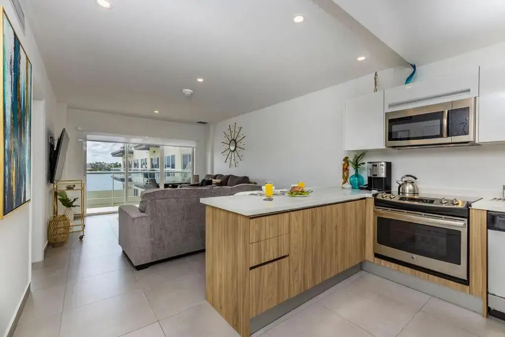 Breathtaking 2 Bedroom Apartment with Harbor View