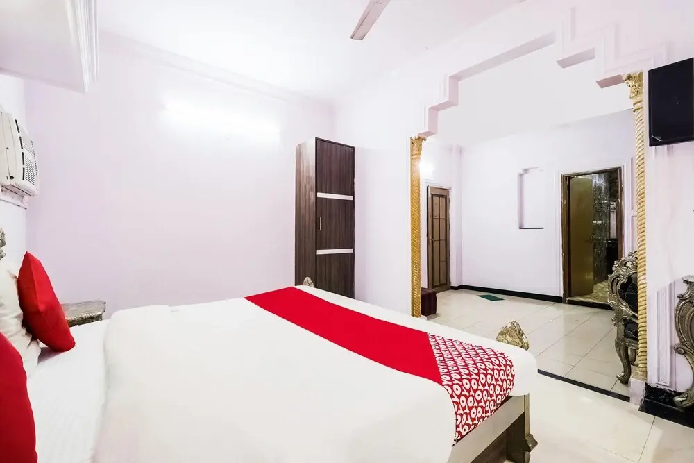 OYO 18401 Ivory Palace