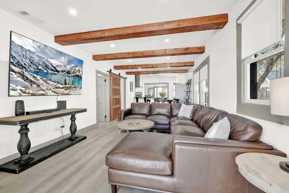 Brand New Private Pool and Hot-tub Near Main!