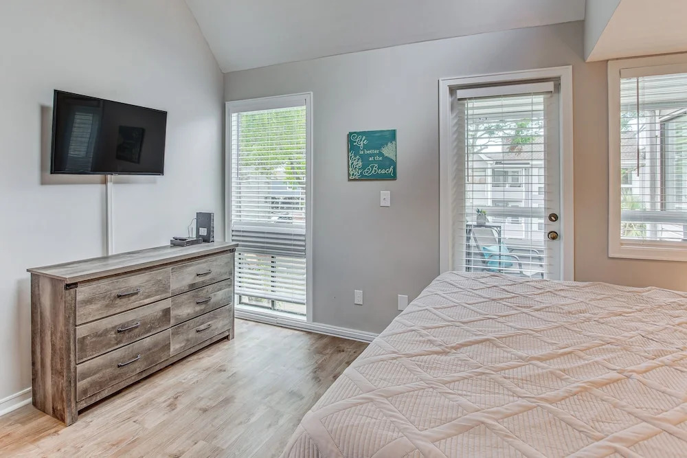 1 Block to Beach: Myrtle Beach Condo w/ Pool!