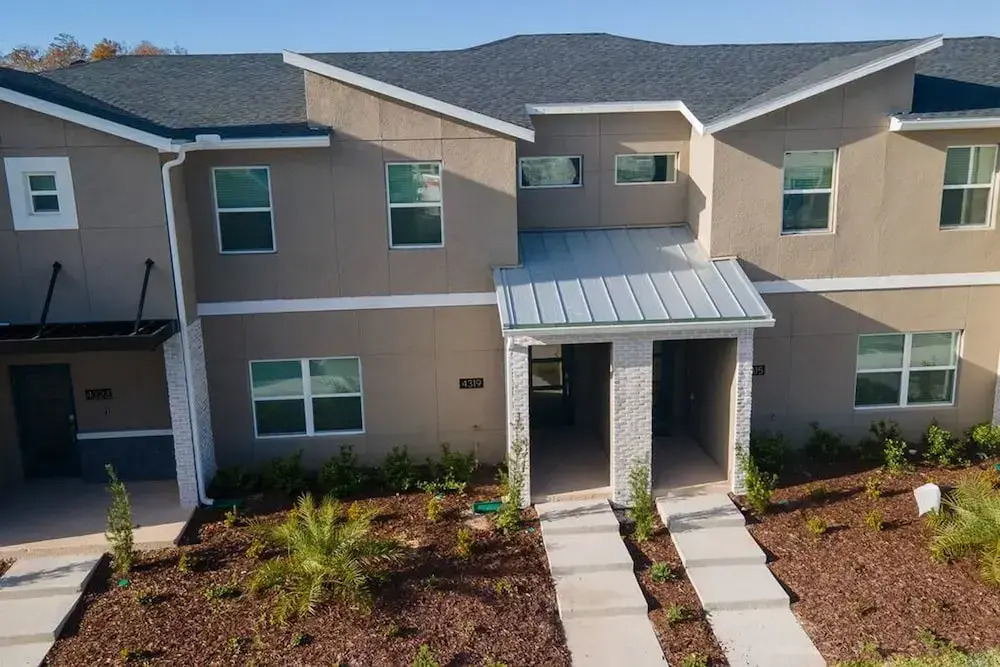 TH 4Br Walking Distance to Club