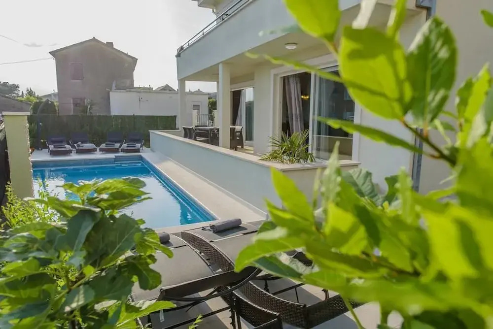 Villa Barbara-Kastela with heated pool