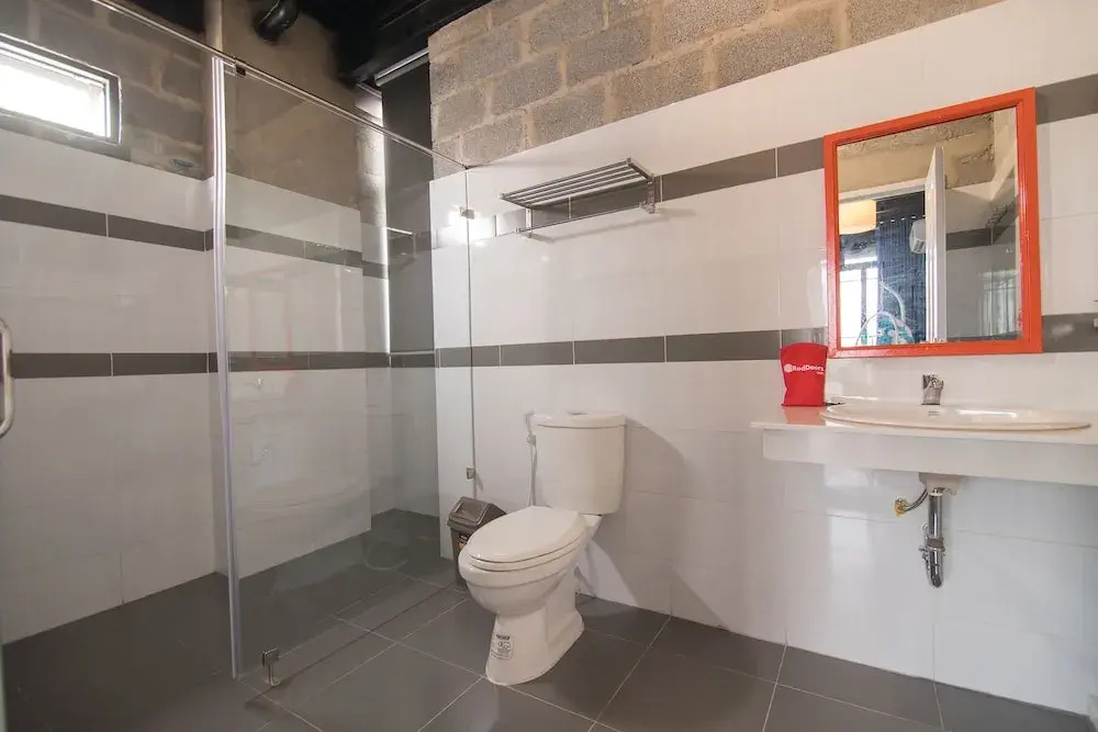 RedDoorz Plus @ Ung Van Khiem Street