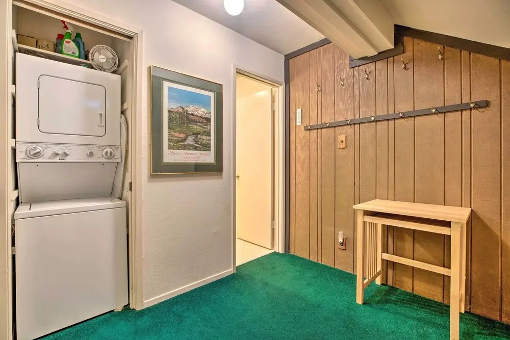 Mammoth Lakes Townhome < 2 Mi to Ski Area!