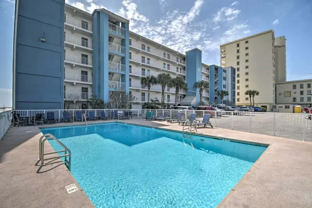 Bright Gulf Shores Beachfront Condo w/ Pool Access
