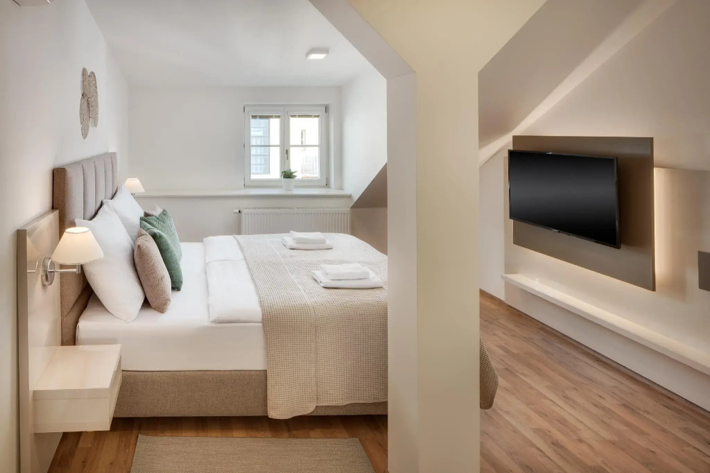 Louren Apartments
