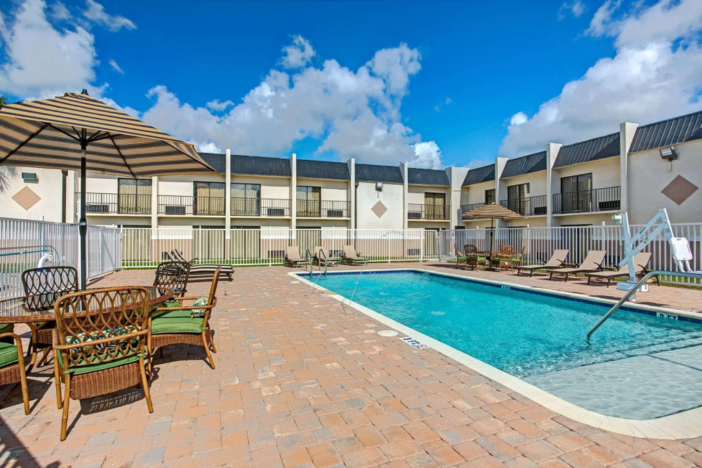 Days Inn & Suites by Wyndham Tampa Fairground-Casino-Ybor