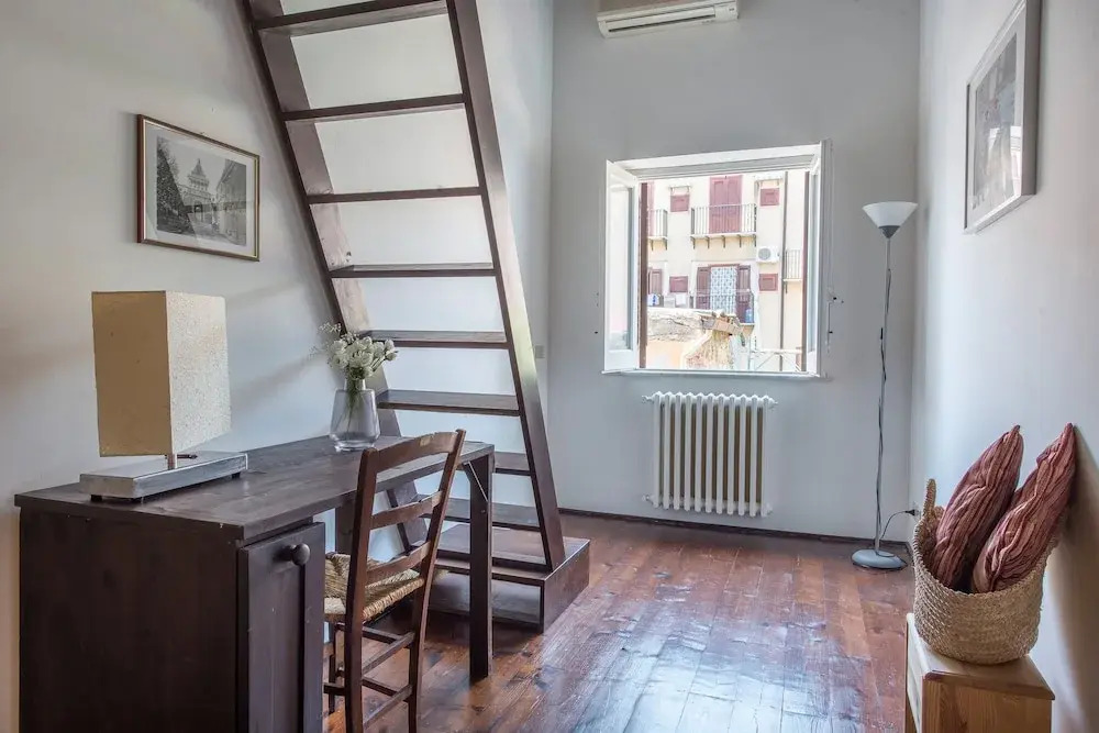 Terrazza e stile sui tetti della Kalsa