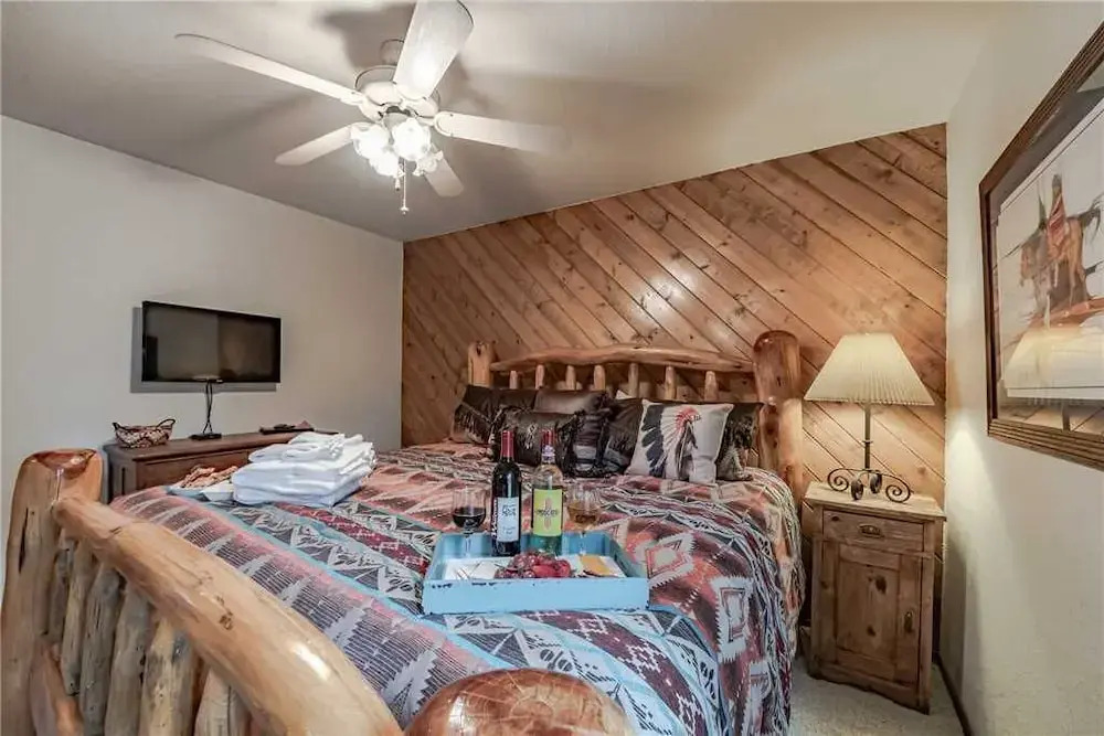Fort Getaway - Three Bedroom Cabin with Hot Tub