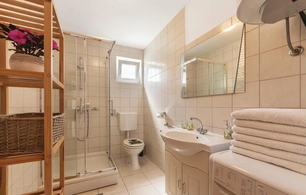 Two-Bedroom Holiday Home In Valbandon