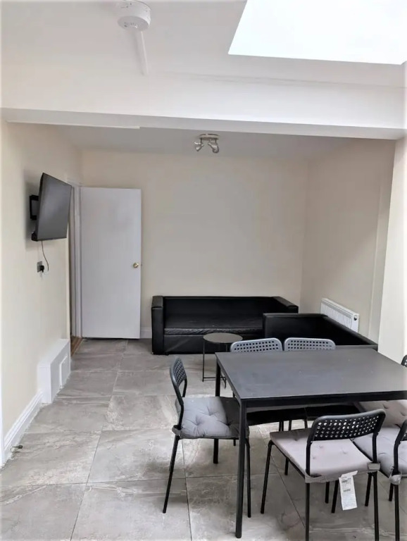 Large & Cozy 5-bed House in a Quiet Dagenham Area