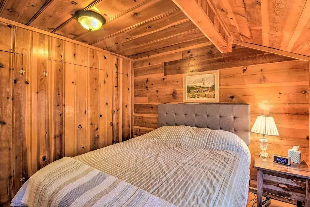 Deck & Grill: Pet-Friendly Lakeside Cabin