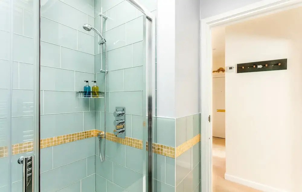 Traditional 2 bedroom flat
